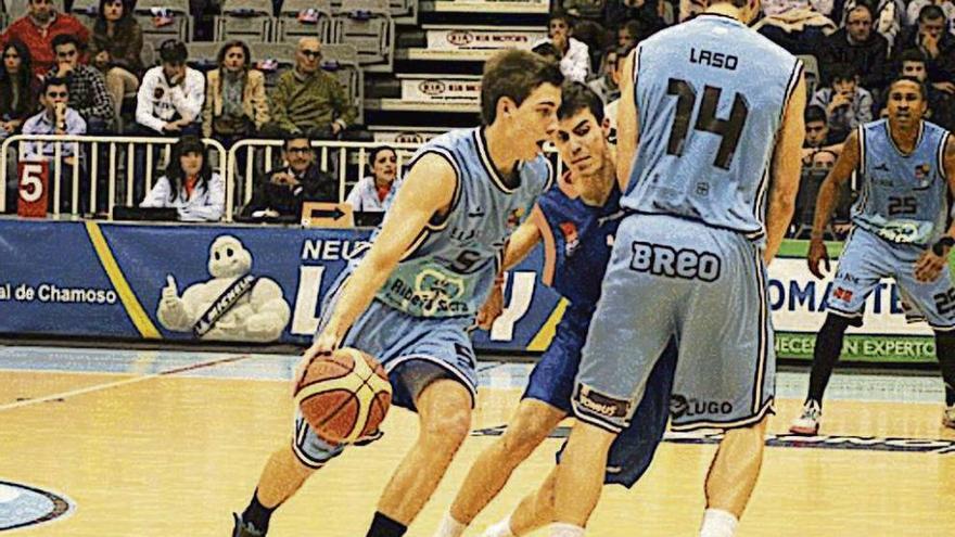 Chapela durante una acción de la pasada temporada vistiendo la camiseta breoganista en LEB Oro. // FDV