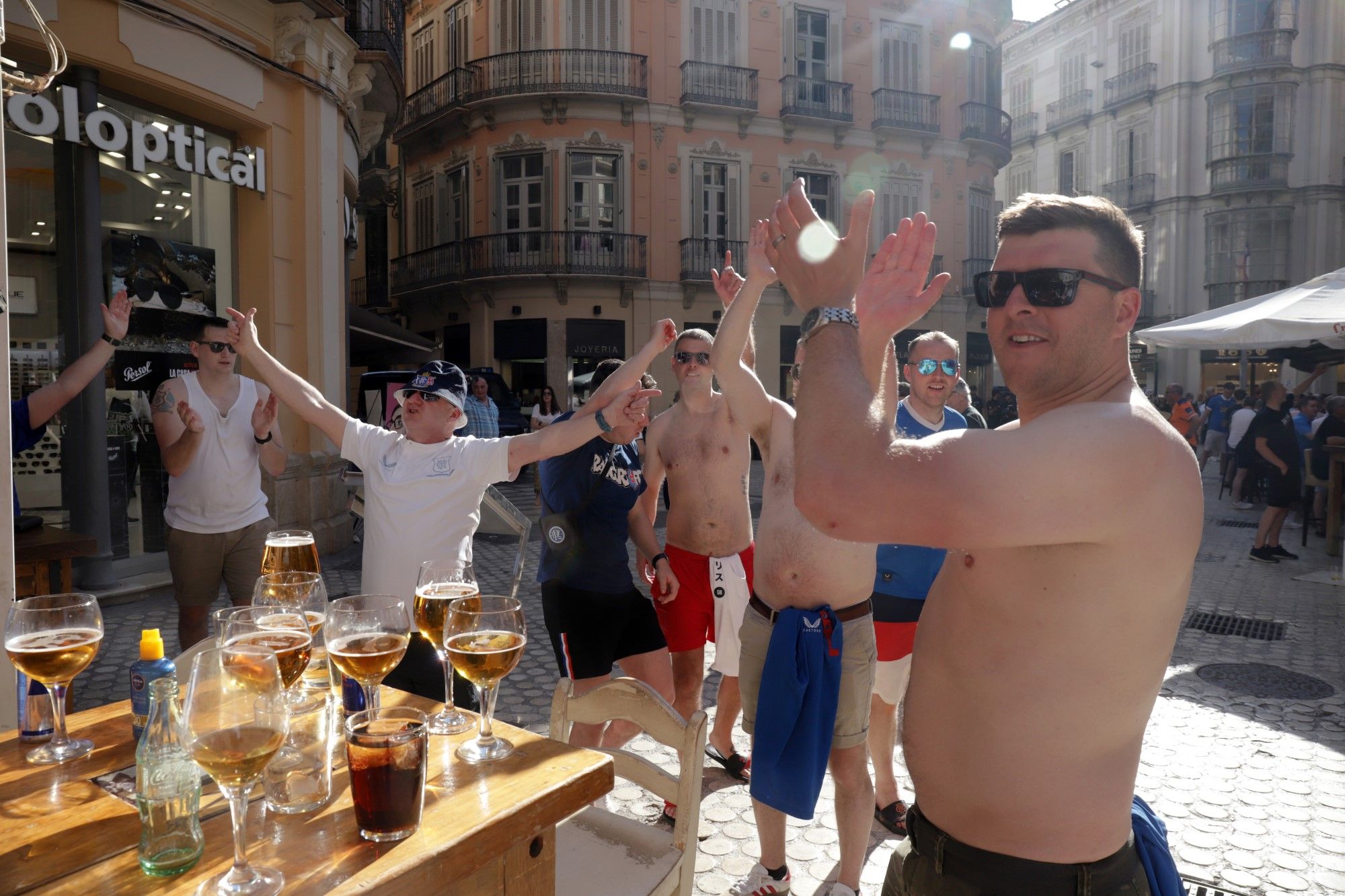 Aficionados del Rangers en el Centro de Málaga antes de disputar la final de la Europa League en Sevilla