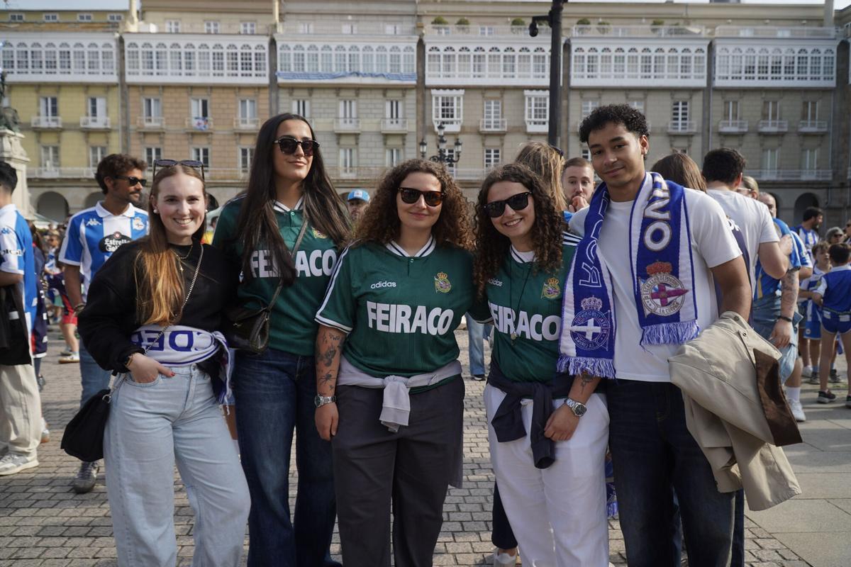 Miles de personas celebraron el ascenso con el Deportivo en la plaza de María Pita de A Coruña