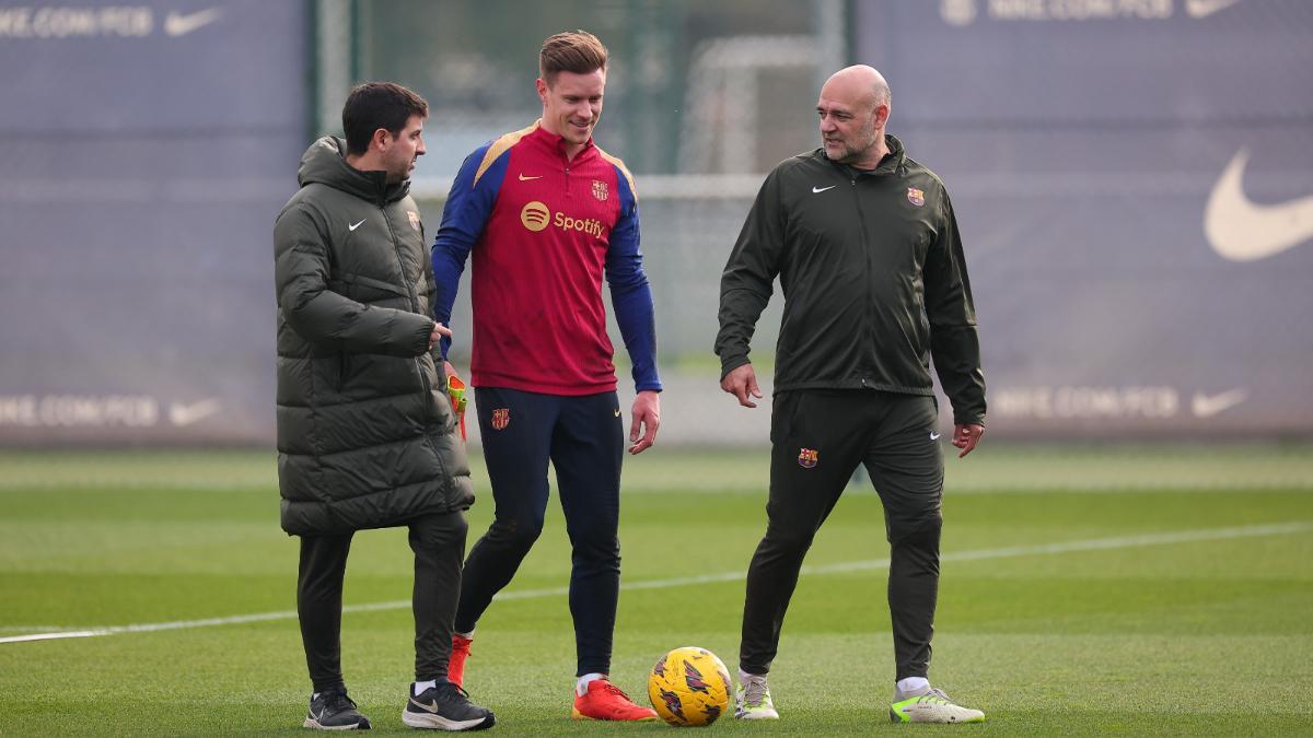 Ter Stegen y el preparador de porteros José Ramón de la Fuente en la previa del Barça-Osasuna