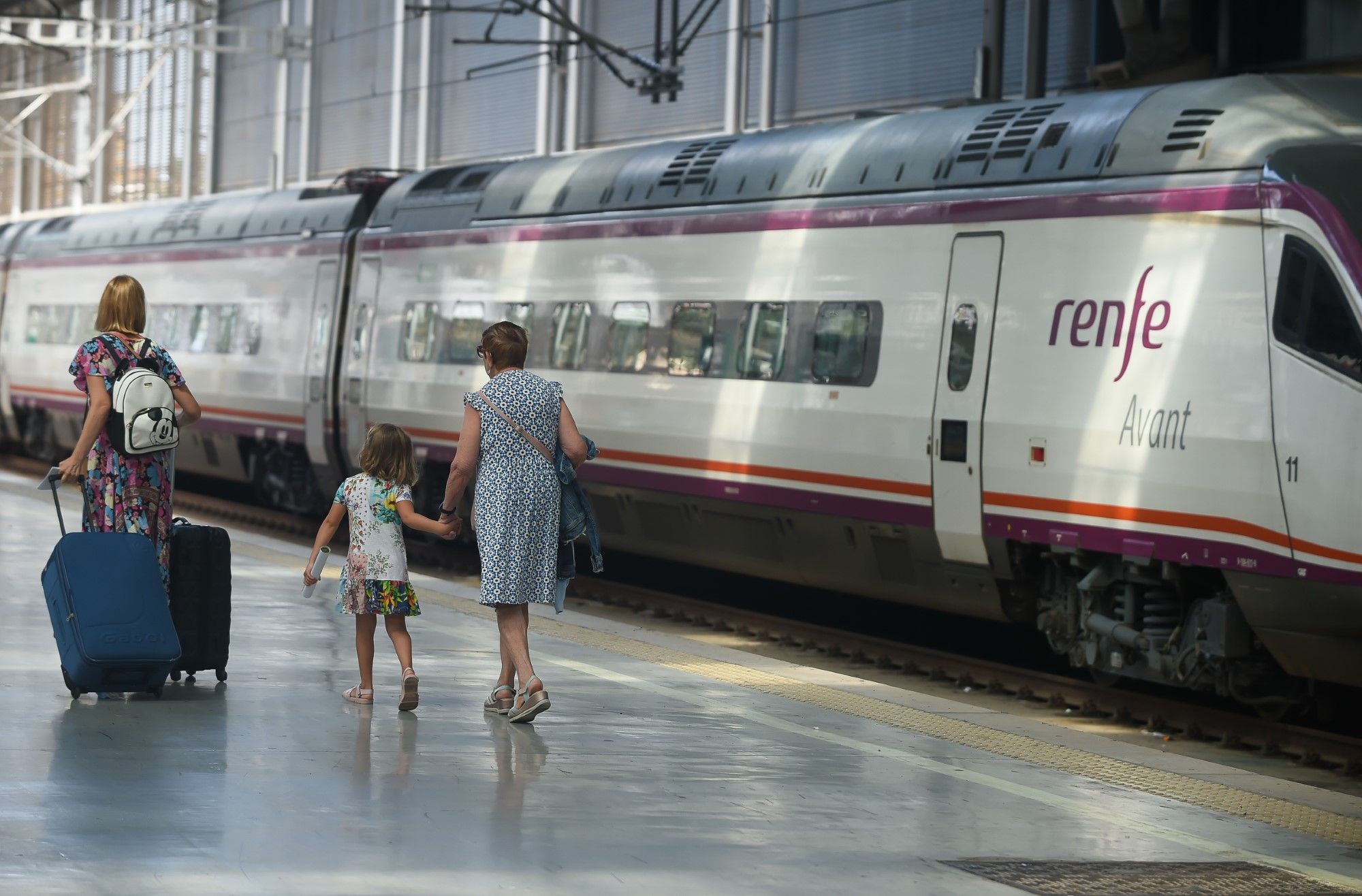 Ya se pueden adquirir los nuevos abonos gratuitos del Cercanías en la estación María Zambrano