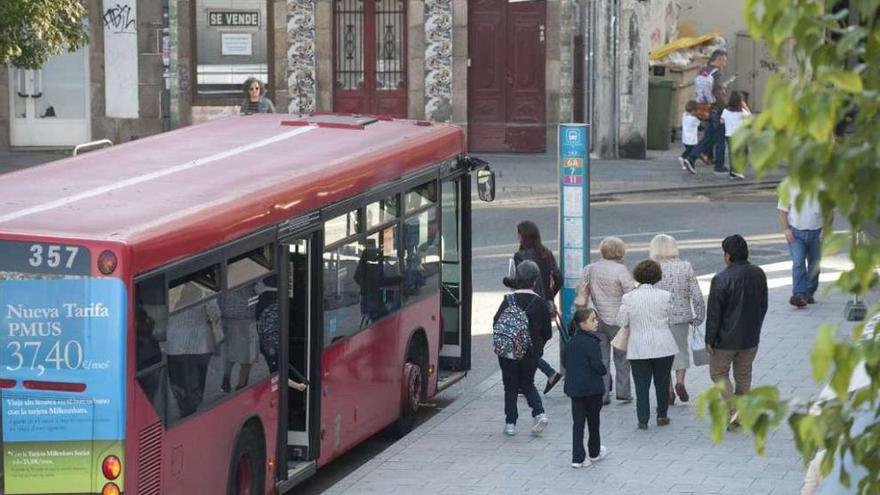 Un autobús de la Compañía de Tranvías, en la parada de la plaza de España.