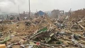 Edificios devastados por la explosión del camión cargado con dinamita que explotó este jueves en Apiate, Ghana.