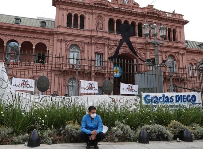 Miles de personas esperan para acceder a la Casa Rosada donde está instalada la capilla ardiente de  Diego Armando Maradona.