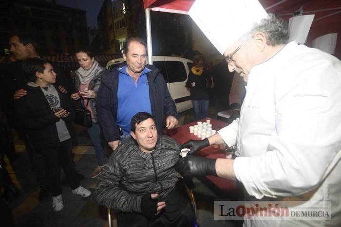 Degustación de monas y chocolate en la Plaza del Romea