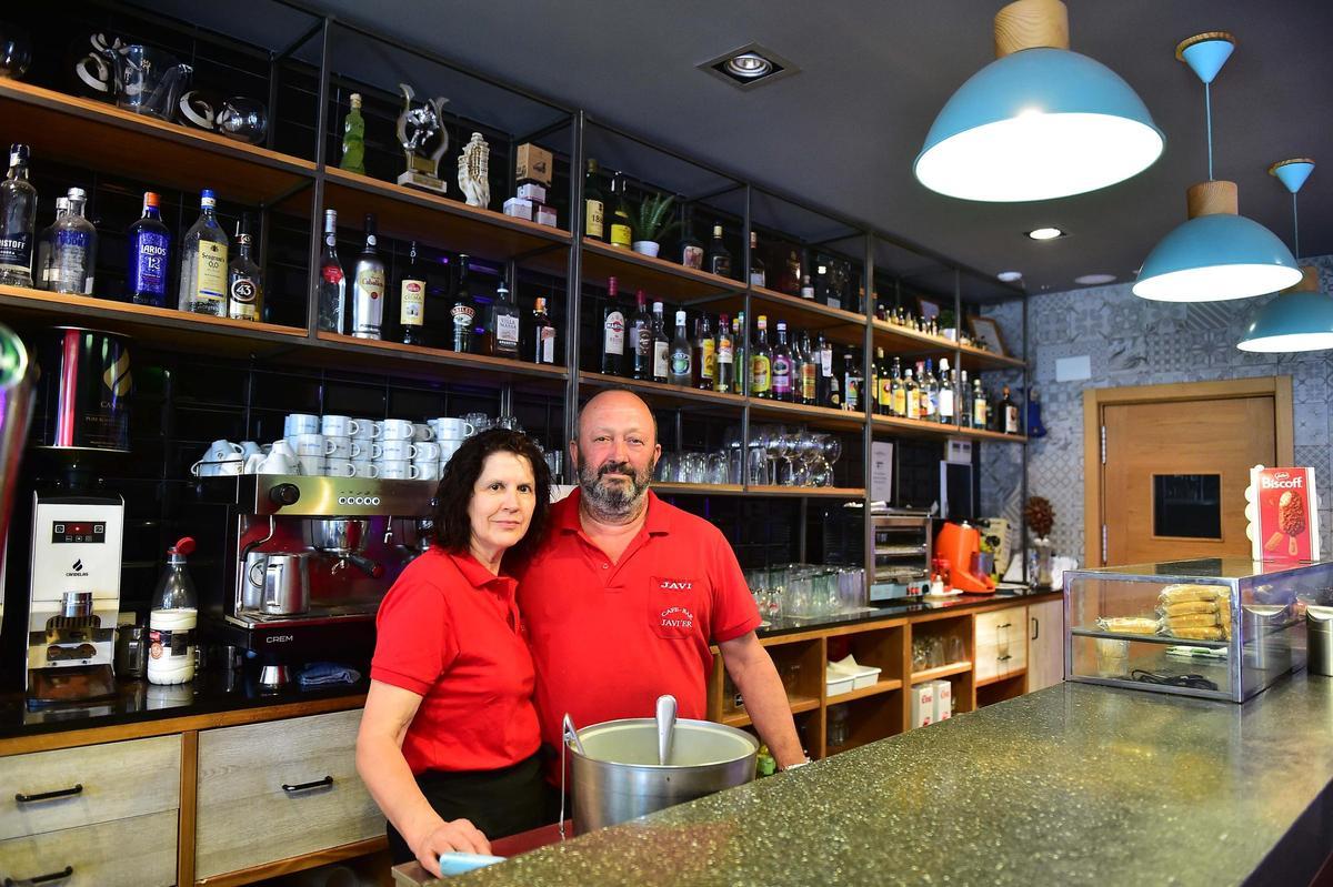 El matrimonio del café-bar Javi'er de Plasencia, tras la barra.
