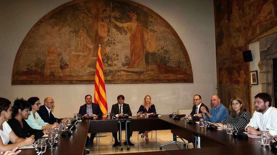 La reunión de los partidos favorables a la consulta unilateral de independencia. // Efe