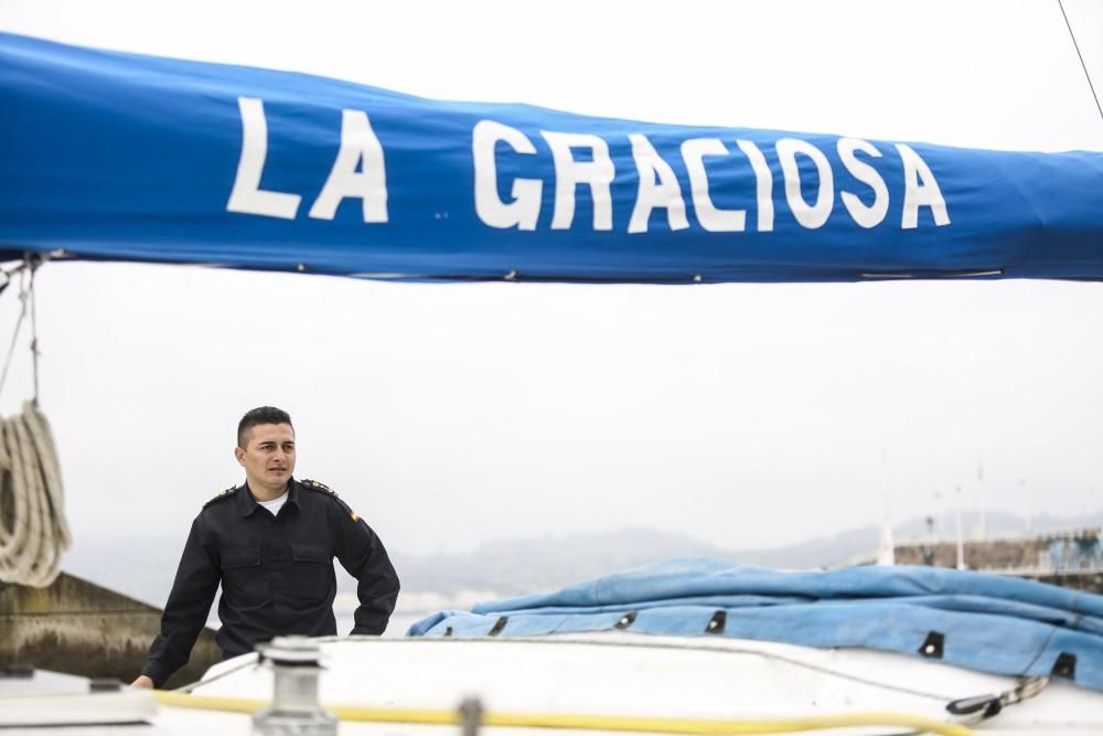 Llegada de tres goletas de la Armada Española y de un barco de la escuela de la Marina Portuguesa a la bahía de Gijón