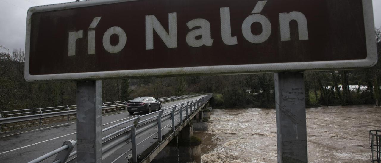 Preocupación por los ríos, al límite en Pravia, Oviedo y Cangas del Narcea