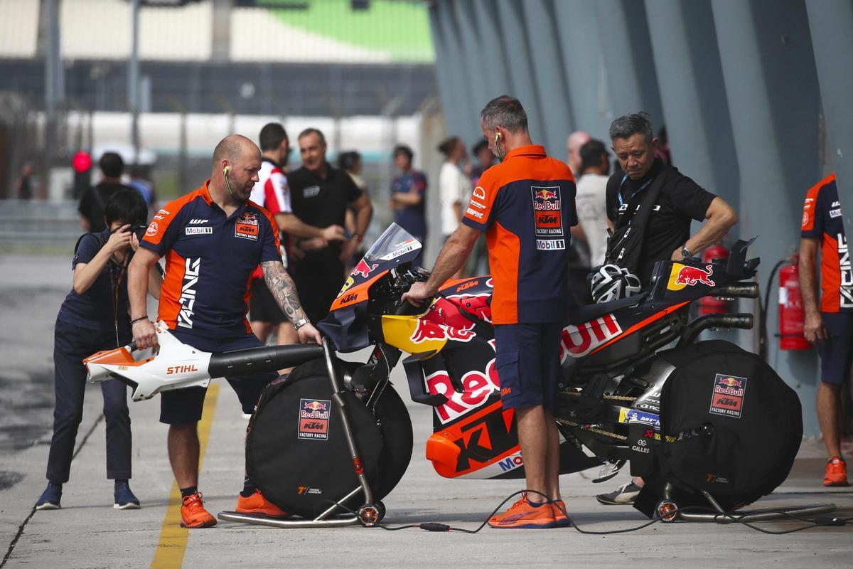 Los equipos de Moto GP preparando las motos en Sepang
