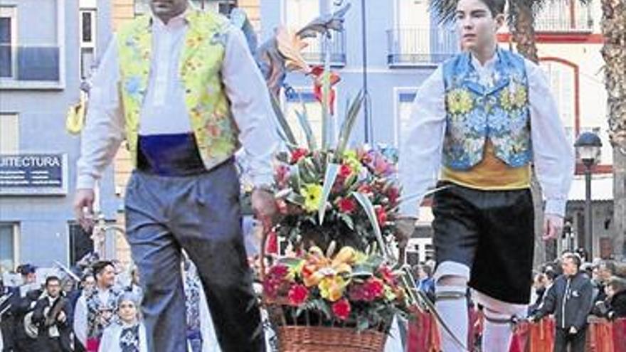 La familia fallera de Benicarló honra con flores a la patrona