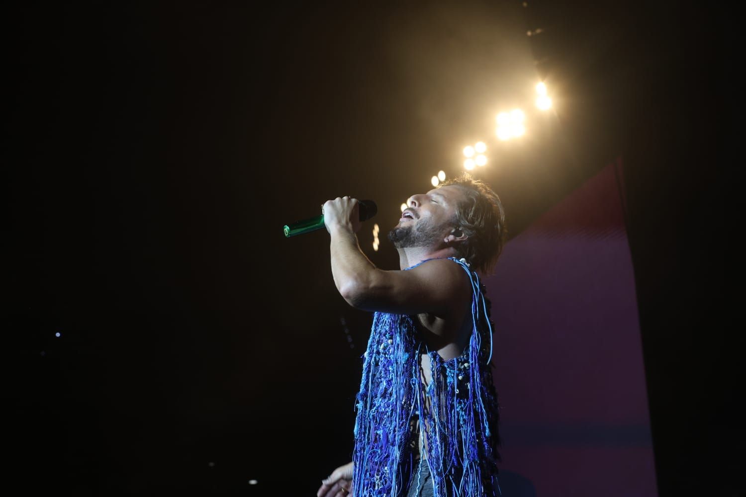 Manuel Carrasco arrebata en su concerto del Roig Arena: todas las imágenes