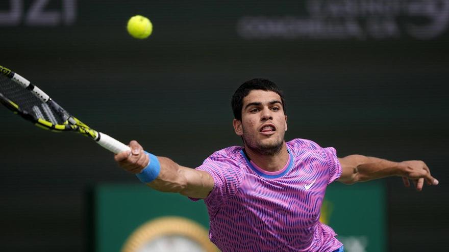 Alcaraz baja al barro para sobrevivir al gigantón Struff y ya está en los cuartos de Madrid