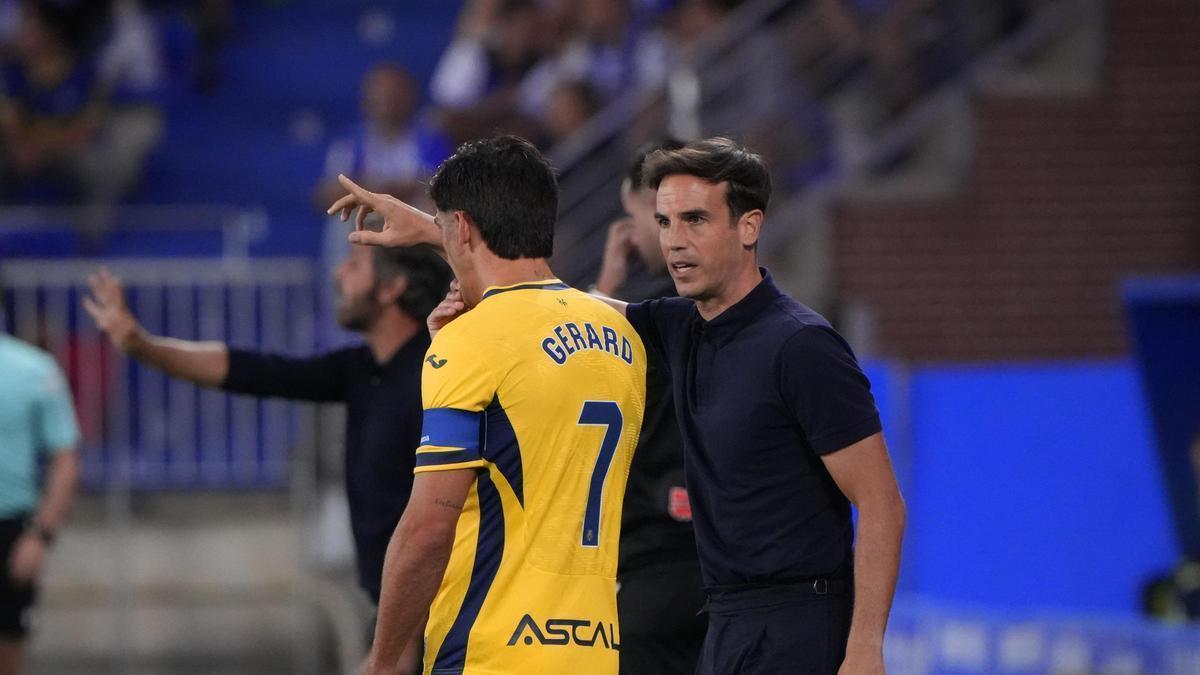 Iñigo Pérez dando indicaciones a Gerard Moreno