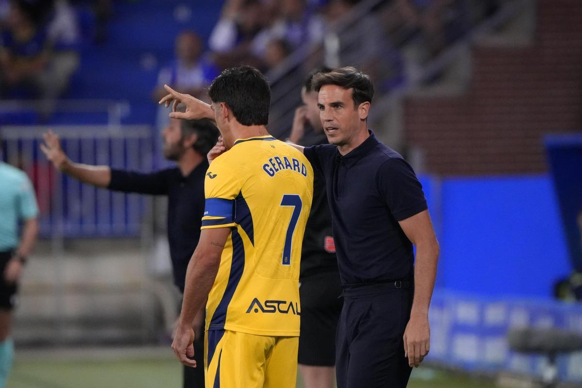 Iñigo Pérez dando indicaciones a Gerard Moreno