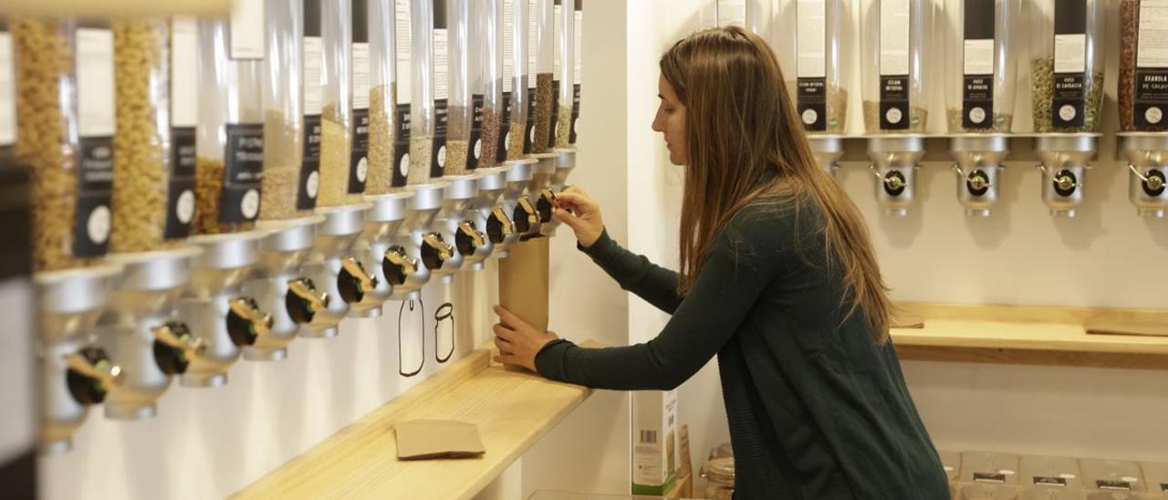 Una mujer compra en una tienda de productos a granel.