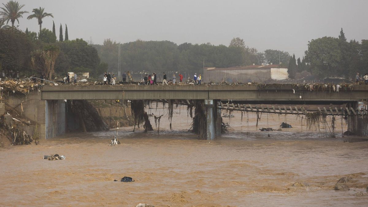 El barranco de Torrent o del Poyo, a su paso por Paiporta, en una imagen del 30 de octubre de 2024. Es el puente de Metrovalencia que tuvo que reconstruirse.
