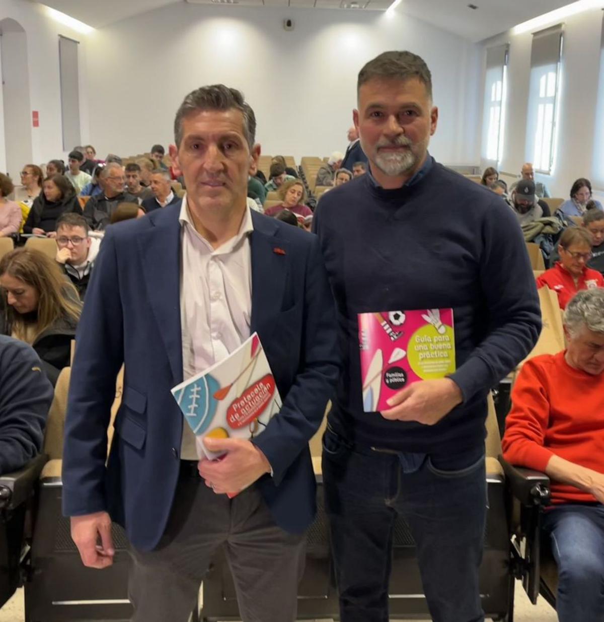 Jorge Pañeda, a la izquierda, y Gonzalo Silió, ayer, en el salón de actos del Centro Municipal Integrado de El Coto. | N. M. R.