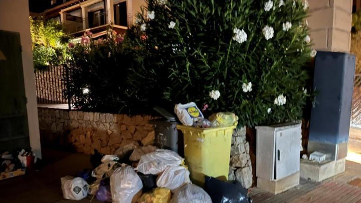Gepflegte und teure Anwesen, davor Müll: So sieht es derzeit häufig in Camp de Mar aus.