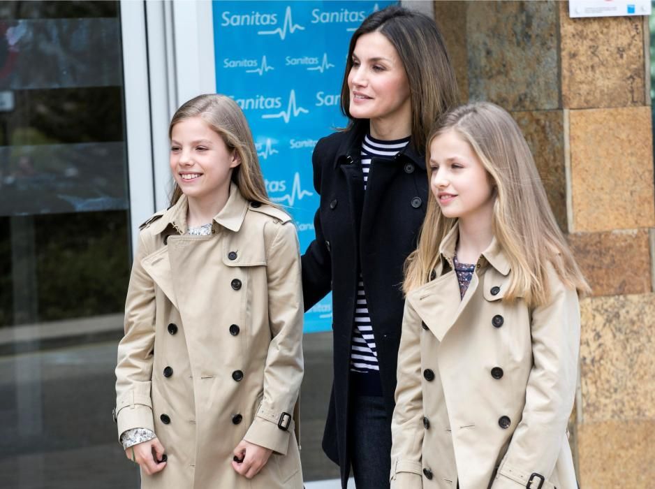 Los Reyes posan con sus hijas y con doña Sofía