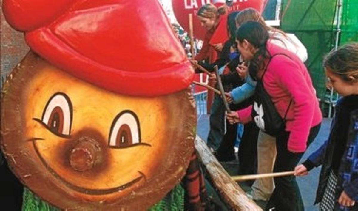 Al cagatió és fonamental picar amb força el tronc perquè reparteixi torrons i llaminadures. Al cagatió és fonamental picar amb força el tronc perquè reparteixi torrons i llaminadures.