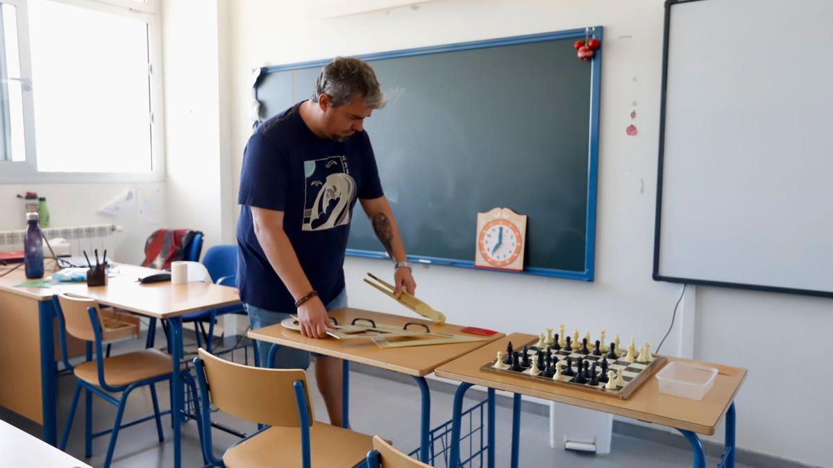 Un profesor del colegio Turruñuelos de Córdoba prepara una clase para el inicio del curso que empieza a partir de mañana lunes.