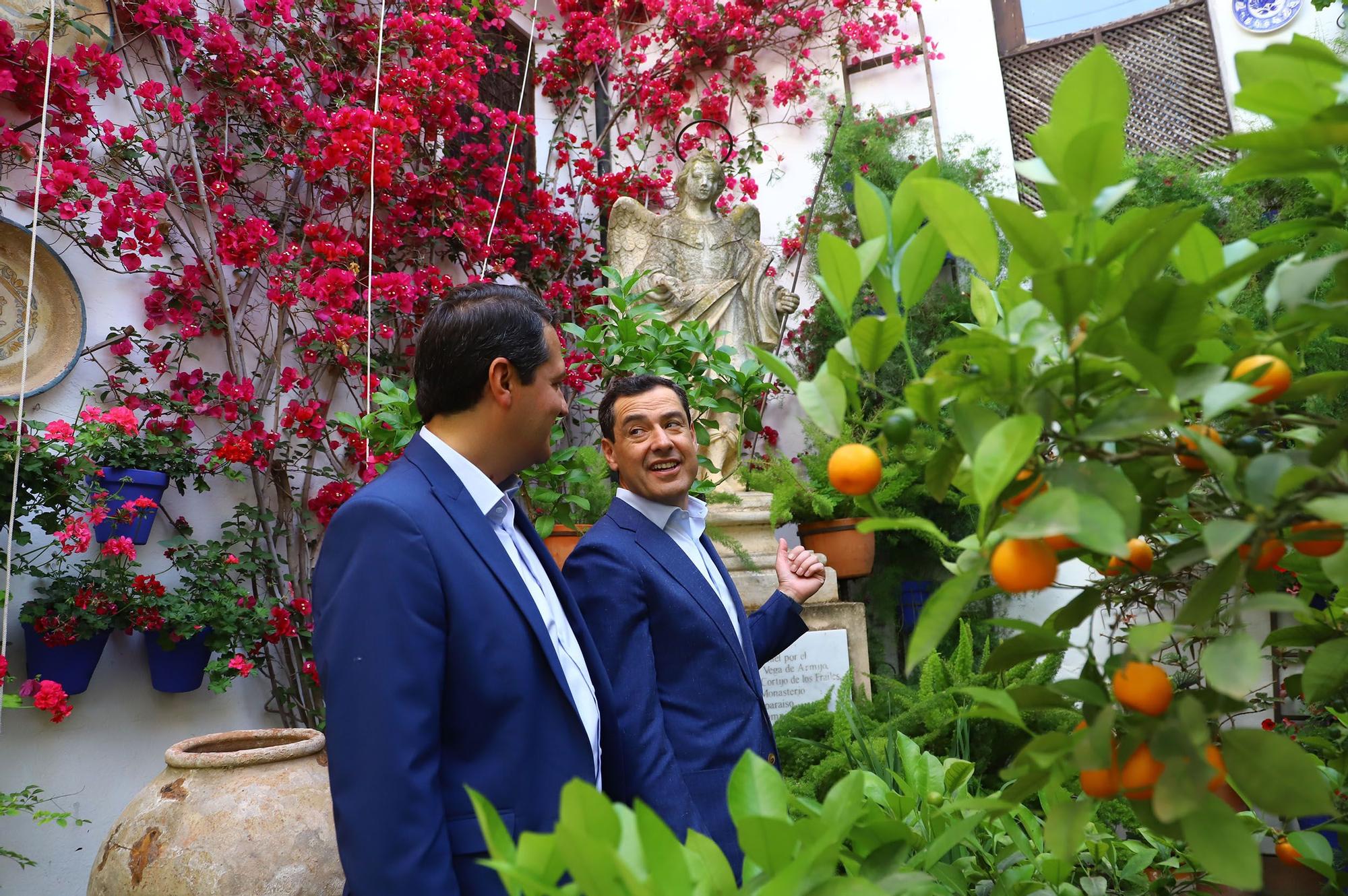 Juanma Moreno visita los Patios de Córdoba