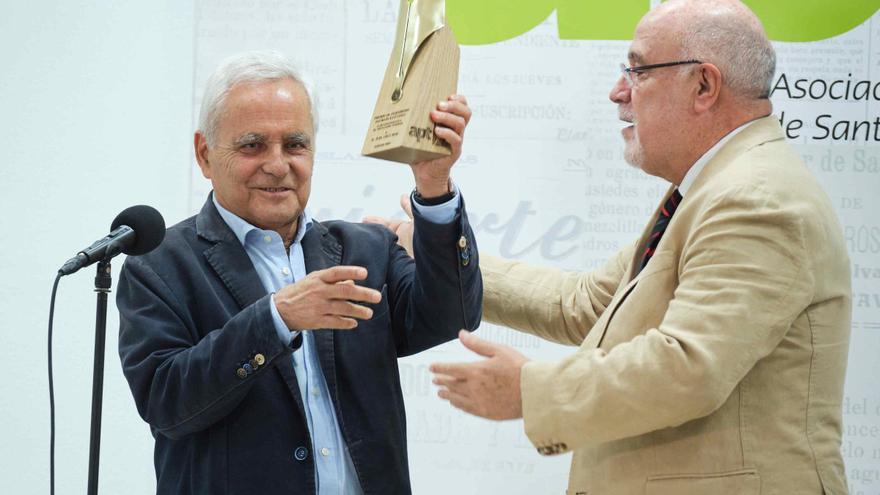 Juan Cruz recoge el Patricio Estévanez con un alegato a favor de la profesión