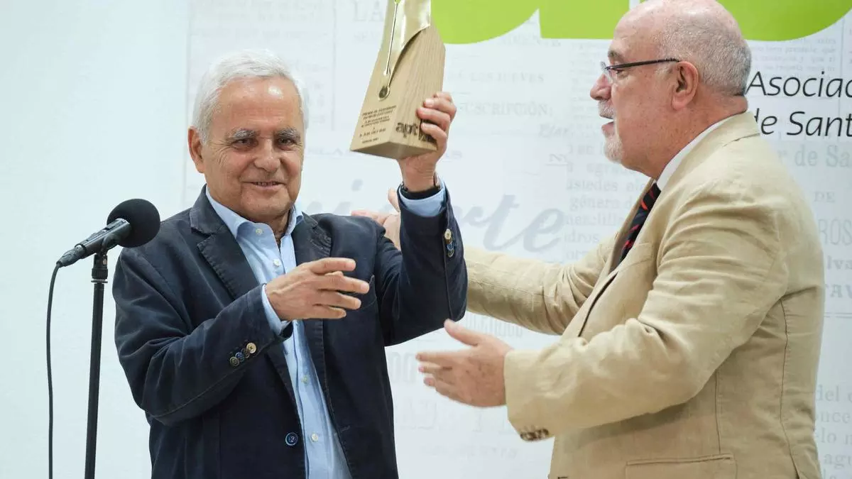 Juan Cruz recoge el Patricio Estévanez con un alegato a favor de la profesión