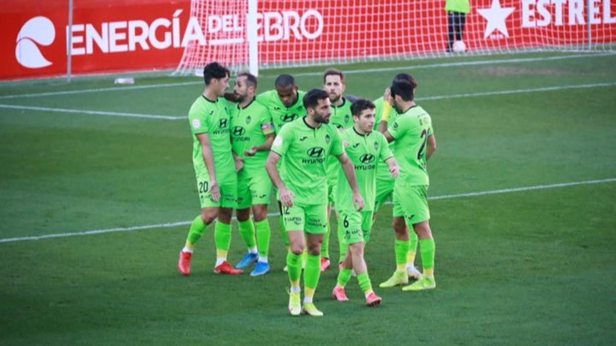 Los jugadores del Baleares celebran uno de los goles en Tarragona.