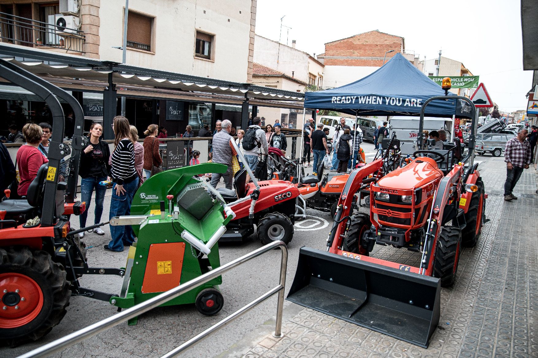 La 63e Fira d'Artés omple el poble de gent, cotxes i tractors