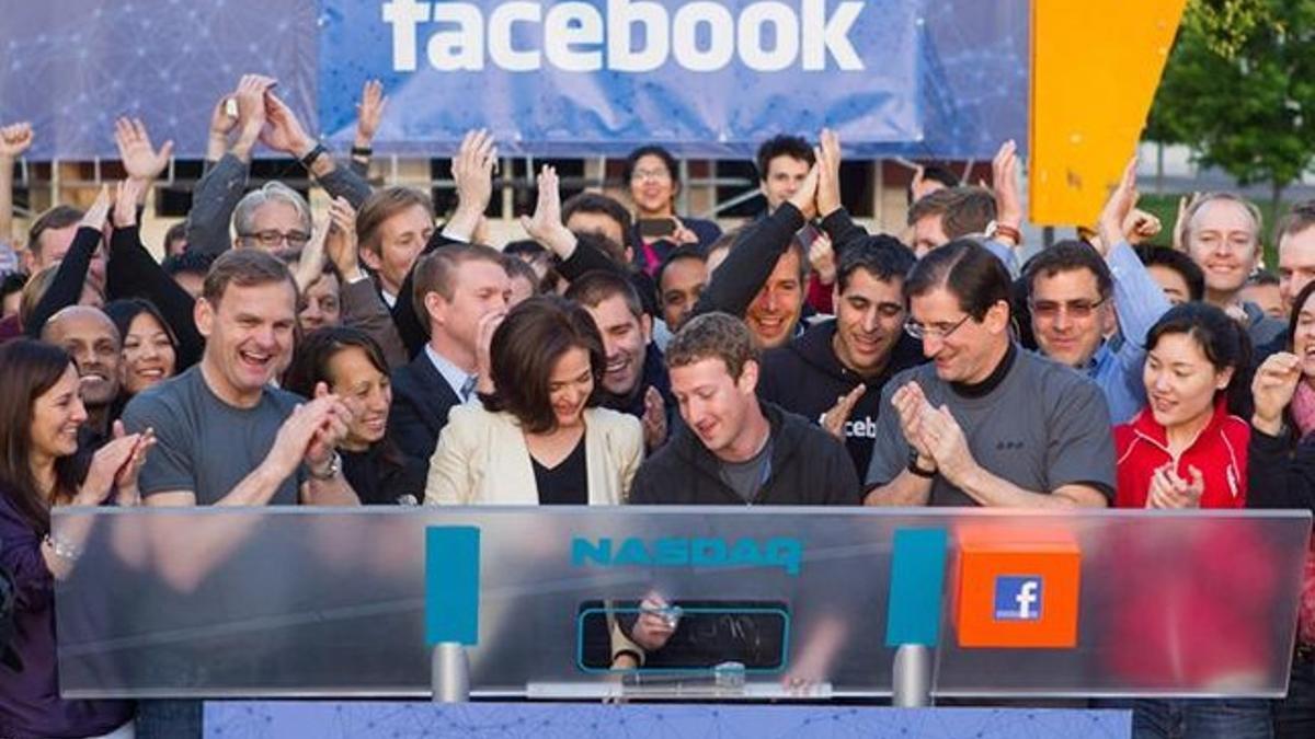 Mark Zuckerberg y otros directivos en la salida a bolsa de Facebook.