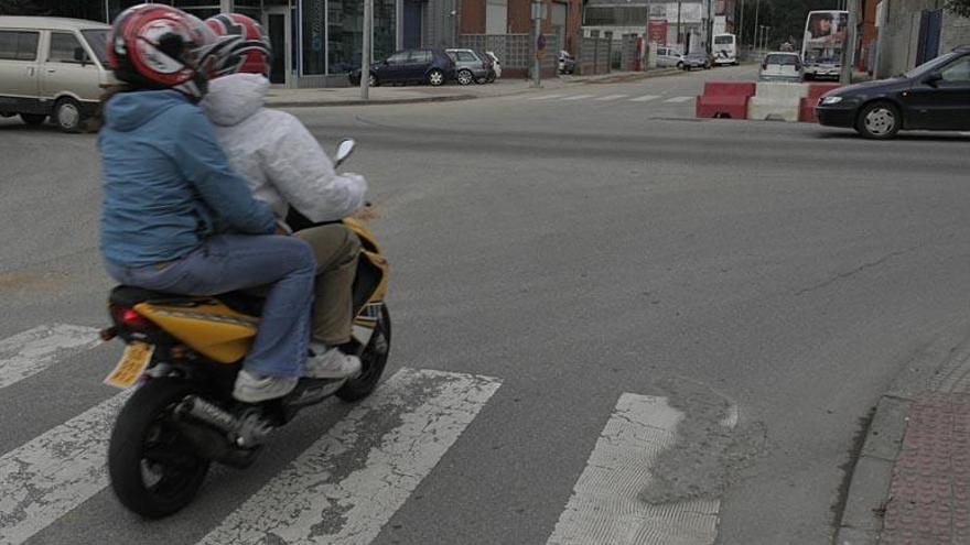 Dos jóvenes en moto.