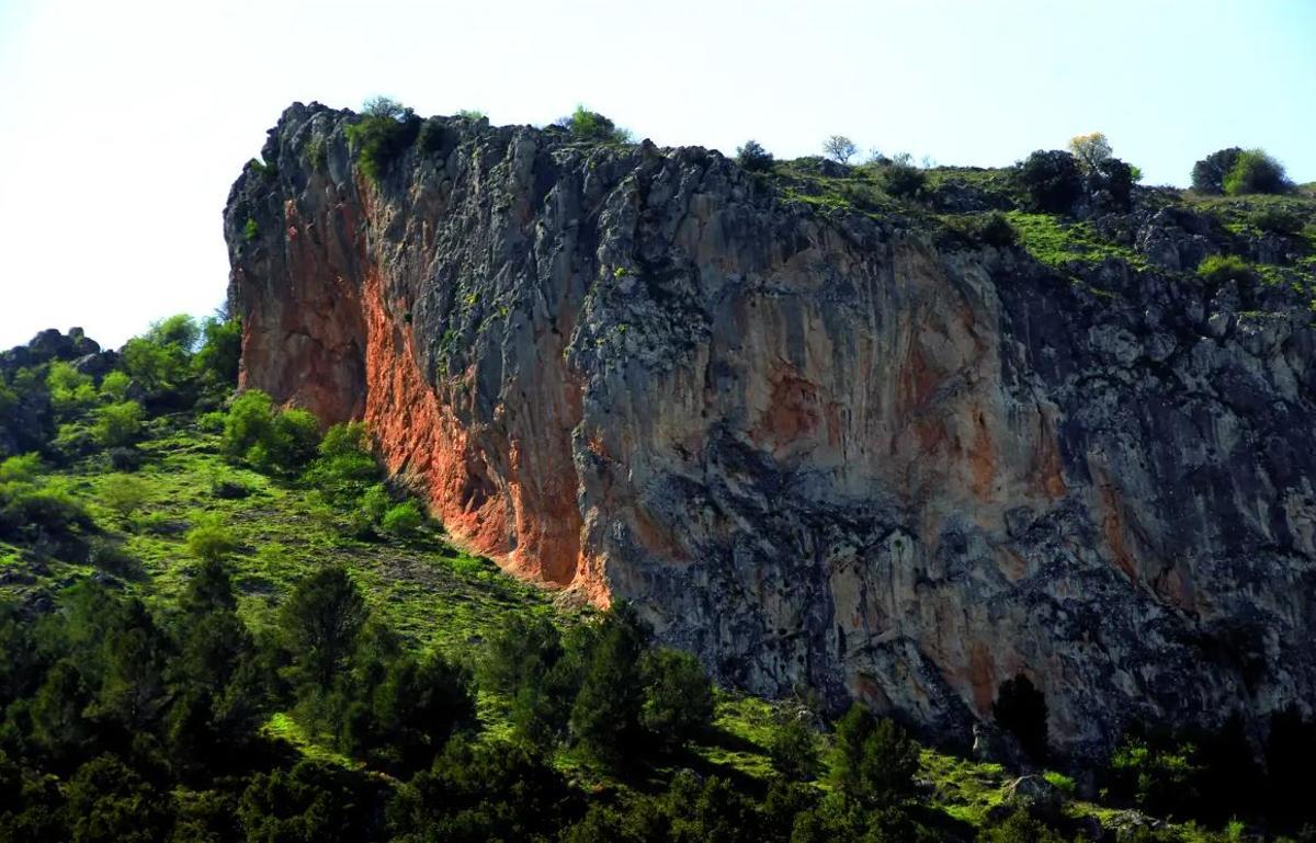 Falla de la Sierra del Camoro, un macizo de más de 1.086 metros cuadrados en Cuevas de San Marcos, Málaga