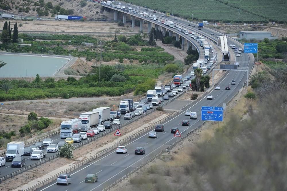 Atascos kilométricos tras el accidente de una furgoneta en la A7