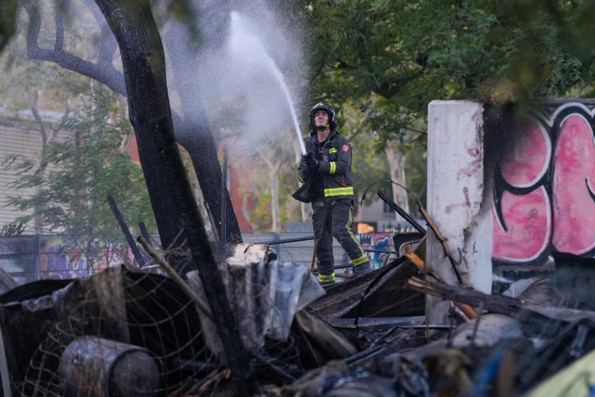 Incendio en un asentamiento de barracas en la calle de Bac de Roda de Barcelona