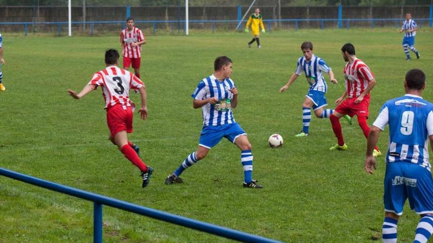 El partido de fútbol celebrado entre el Asturias de Blimea y L&#039;Entregu.