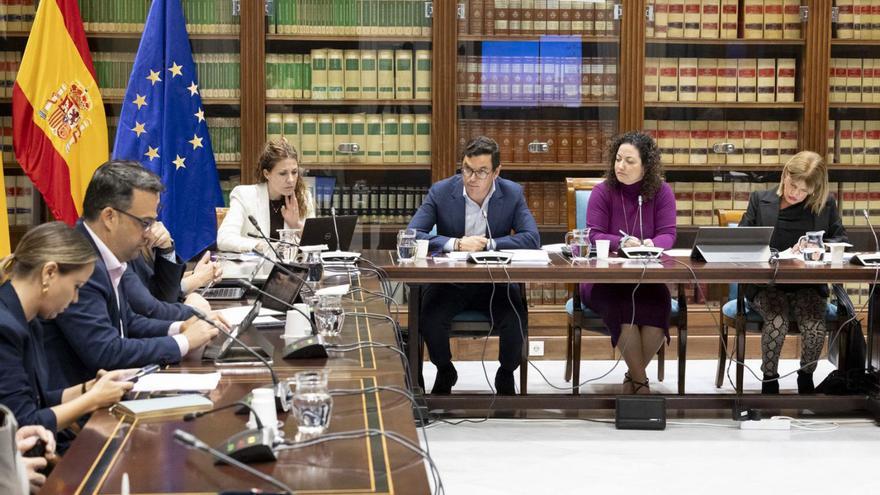Pablo Rodríguez (3º derecha), durante la Comisión parlamentaria, ayer. | |