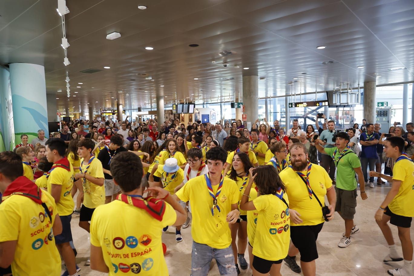 La llegada de scouts de Corea al aeropuerto de Manises