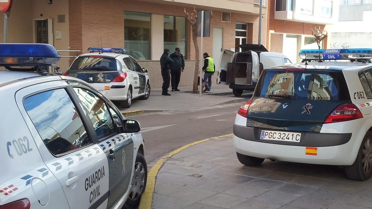 Varios coches patrulla de la Guardia Civil en una actuación en Benicarló en imagen de archivo.