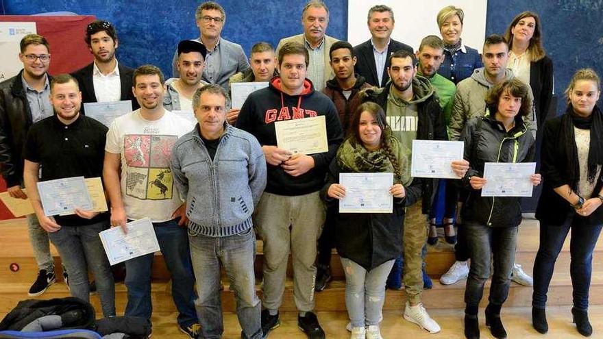 Alumnos del obradoiro, ayer tras recibir los certificados y detrás el alcalde y el delegado territorial de la Xunta.