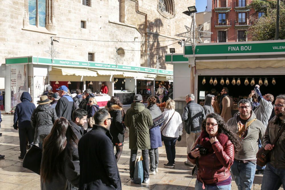 Primer día de los árboles de Navidad, pista de patinaje sobre hielo y el tiovivo del ayuntamiento