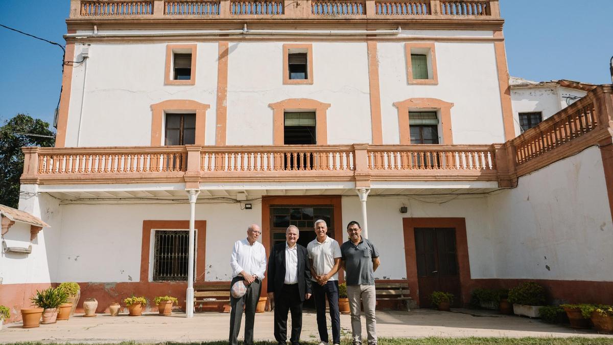 El ministro Jordi Hereu y Josep Ametller (ambos en el centro), en una visita a los terrenos donde se construirá el Agroparque