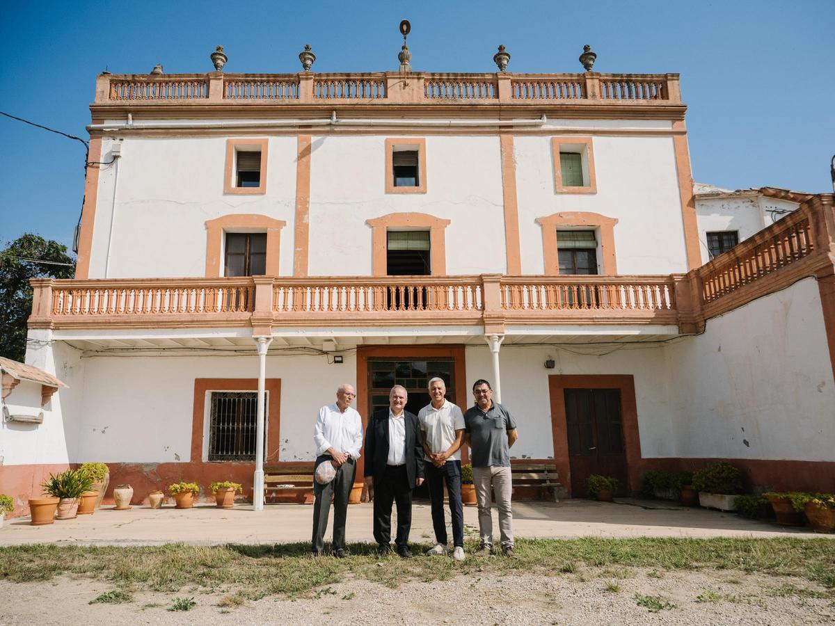 El ministro Jordi Hereu y Josep Ametller (ambos en el centro), en una visita a los terrenos donde se construirá el Agroparque