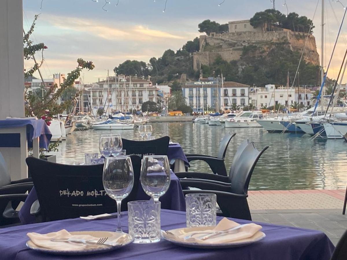 Marina el Portet ofrece también una amplia oferta de ocio, tiendas de moda y restauración.