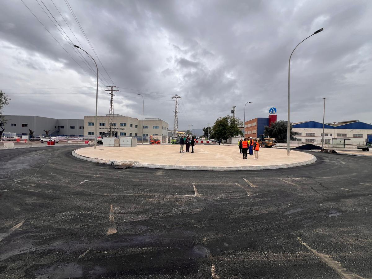 Obras en la nueva glorieta en la intersección de las avenidas del Descubrimiento y Principal y la calle Julián Romea.