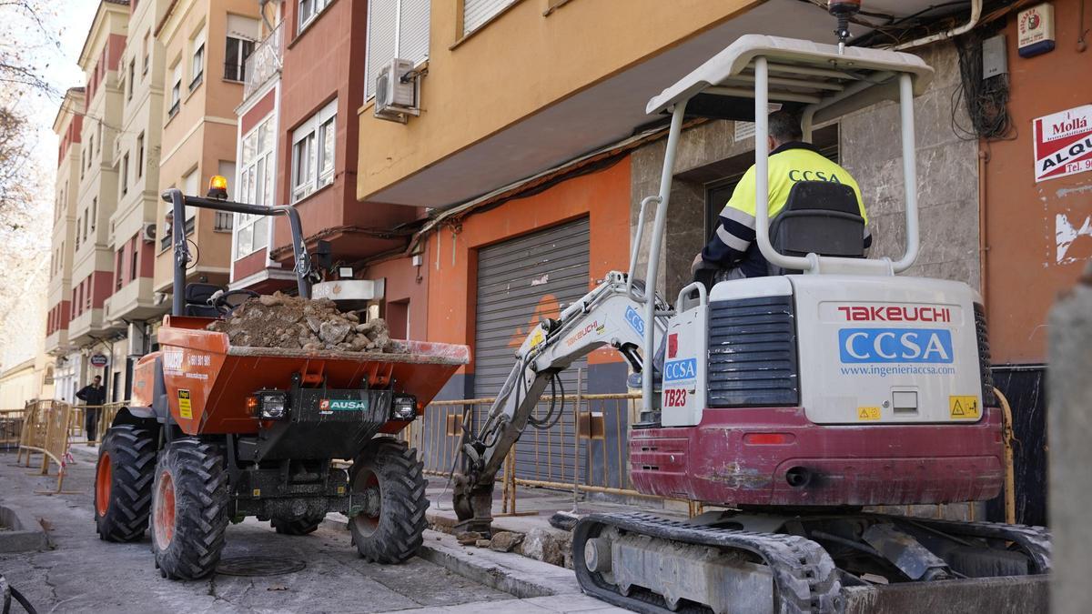 Uno de los operarios que ha intervenido en la reparación de la red de agua potable nº2 de Xàtiva.