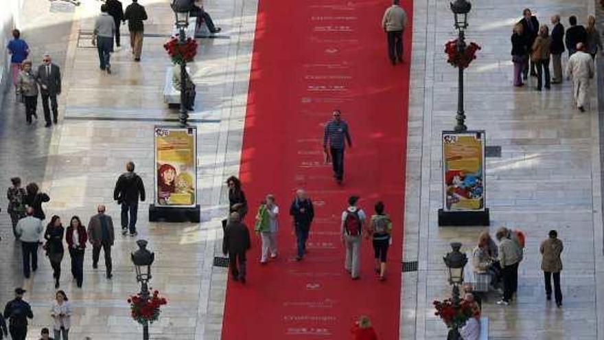 Vista de la calle Larios, que ya está preparada con la alfombra roja para ser un año más el epicentro del cine español durante ocho días.