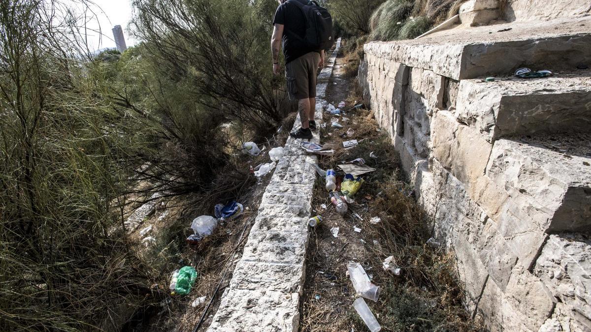 Jóvenes de botellón y sin mascarilla en el parque de la Ereta