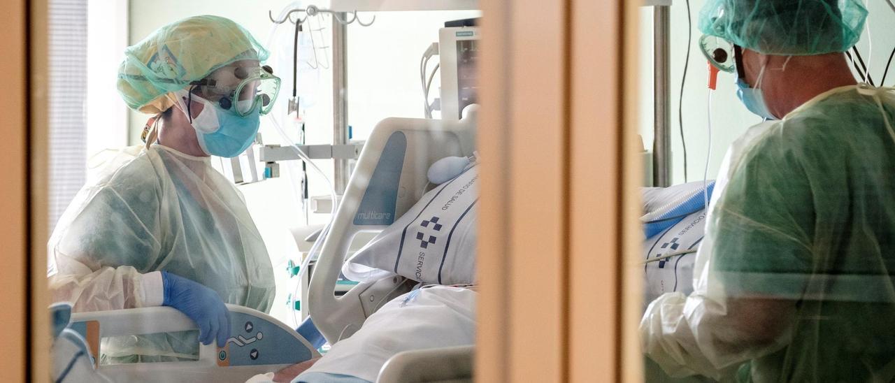 Dos sanitarios atienden a un paciente Covid en la UMI del Hospital Universitario Insular de Gran Canaria